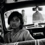 Inde, 2010. Une jeune fille vient d'être abandonnée sur la route.