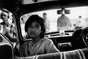Inde, 2010. Une jeune fille vient d'être abandonnée sur la route.