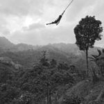 La Vallée. Palawan. Philippines, 2016. Un jeune se balance dans les airs.