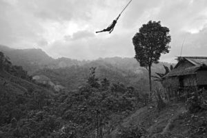 La Vallée. Palawan. Philippines, 2016. Un jeune se balance dans les airs.