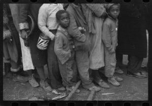 Réfugiés des inondations à l'heure des repas, Forrest City, Arkansas. 1937.