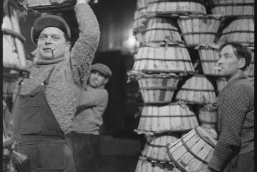 Nocturne aux Halles de Paris, d’après un négatif noir et blanc 1930-1940, Médiathèque du patrimoine et de la photographie © Donation Jean Roubier, ministère de la Culture, MPP, diff. GrandPalaisRmn Photo.